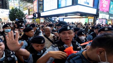 La policía arresta al artista de performance Sanmu Chen (centro) en Causeway Bay, cerca de Victoria Park en Hong Kong, el 3 de junio de 2023, un día antes del aniversario de la represión de la Plaza de Tiananmen en 1989.