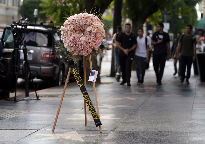 Una corona de flores de la Cámara de Comercio de Hollywood sobre la estrella de Angela Lansbury en el Paseo de la Fama de Hollywood el 11 de octubre de 2022.