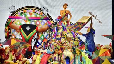Durante este evento oficial, la reina Carolina Segebre Abudinén, lideró con más de 600 artistas un espectáculo que rindió homenaje a los cien años del natalicio de la cantante y compositora Esthercita Forero.