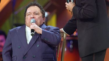 El cantautor brasileño Nelson Ned durante su participación anoche, en la tercera edición del programa mexicano Cantando por un Sueño (EFE)