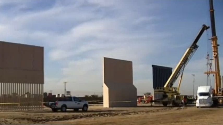 Vista de tres de los ocho prototipos de muro fronterizo que se construyen en San Diego, California.