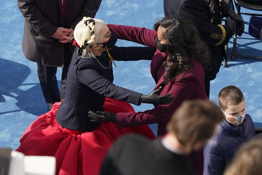Lady Gaga y la exprimera dama Michelle Obama se abrazan después de asistir a la 59a ceremonia de investidura presidencial en el Capitolio en Washington el miércoles 20 de enero de 2021.&nbsp;