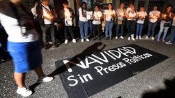 Familiares de personas arrestadas durante las protestas posteriores a las disputadas elecciones presidenciales del 28 de julio, sostienen velas durante una vigilia exigiendo su liberación, frente a la prisión de Tocuyito, en Tocuyito, estado de Carabobo, Venezuela, el 1 de noviembre de 2024.