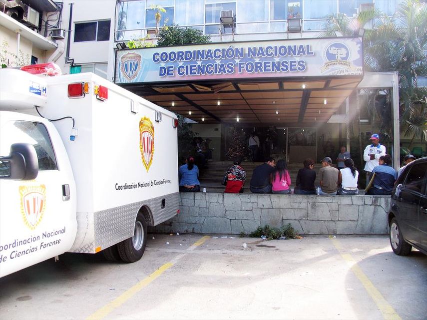 La Policía Nacional Bolivariana (PNB) impidió que periodistas de sucesos ingresaran a la Morgue de Bello Monte en Caracas.(Cortesía)