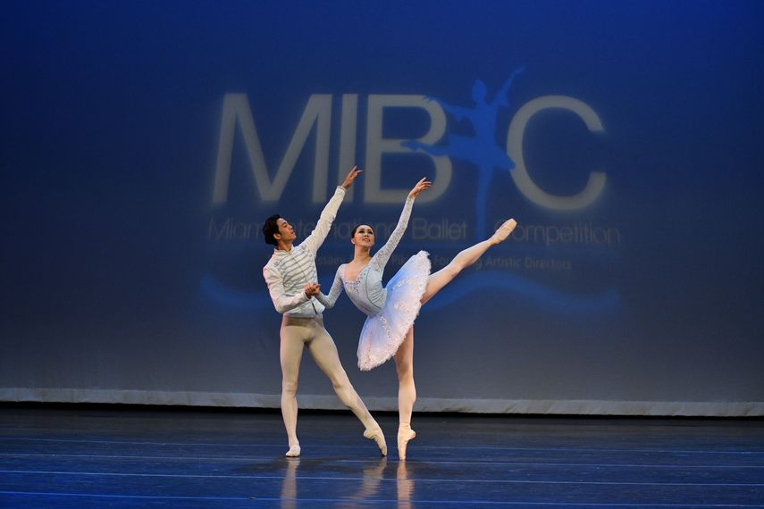 Una pareja de bailarines compite en el Miami International Ballet Competition (MIBC).&nbsp;