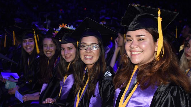 Jóvenes estudiantes se muestran felices en este importante momento. 