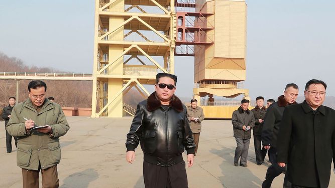 El líder norcoreano Kim Jong Un visita el centro de lanzamiento de satélites Sohae, en Tongchang-ri, Corea del Norte. Foto distribuida por el régimen de Corea del Norte el 11 de marzo de 2022. &nbsp; &nbsp;
