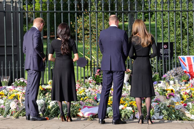 Los duques de Sussex, Harry y Meghan, junto a los príncipes de Gales, William y Kate, miran los tributos florales colocados por miembros del público en la caminata larga en el castillo de Windsor el 10 de septiembre.