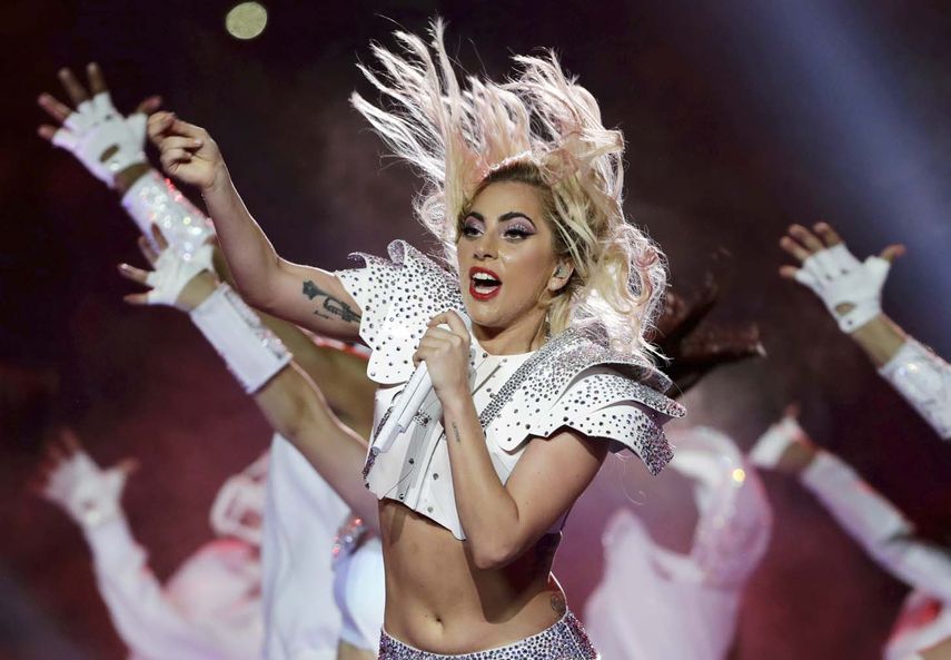 Gaga encabezó el espectáculo de medio tiempo del Super Bowl en 2017, un año después de interpretar el himno nacional en el Super Bowl 50 .