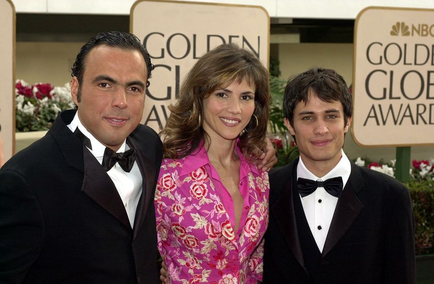 En esta foto de archivo tomada el 21 de enero de 2001, el director mexicano Alejandro González Iñárritu (izq.) Y el elenco de Amores Perros, nominada a Mejor Película en Lengua Extranjera, la actriz española Goya Toledo (centro) y el actor mexicano Gael Bernal posan para los fotógrafos. cuando llegan a la 58ª entrega anual de los Globos de Oro en Beverly Hills. Una mentira piadosa, el talento de un cineasta debutante y una historia violenta sobre la miseria humana, hicieron posible, hace 20 años, que la película Amores Perros, de Alejandro González Iñárritu, cambiara el rumbo del cine mexicano. &nbsp;