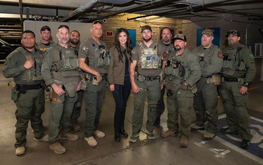 La secretaria de Seguridad Nacional, Kristi Noem, denunció a congresistas por presuntamente agredir a agentes del orden durante un altercado frente a un centro de detención de inmigrantes en Newark, Nueva Jersey, el viernes 9 de mayo