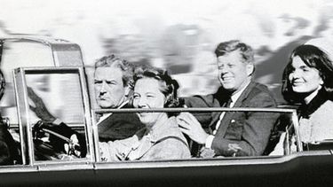 El presidente John F. Kennedy minutos antes de recibir los disparos mortales.