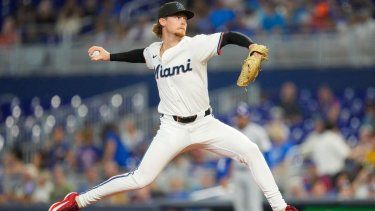 El derecho Max Meyer, de los Marlins de Miami, trabaja durante un juego ante los Cachorros de Chicago, el 21 de mayo de 2025.