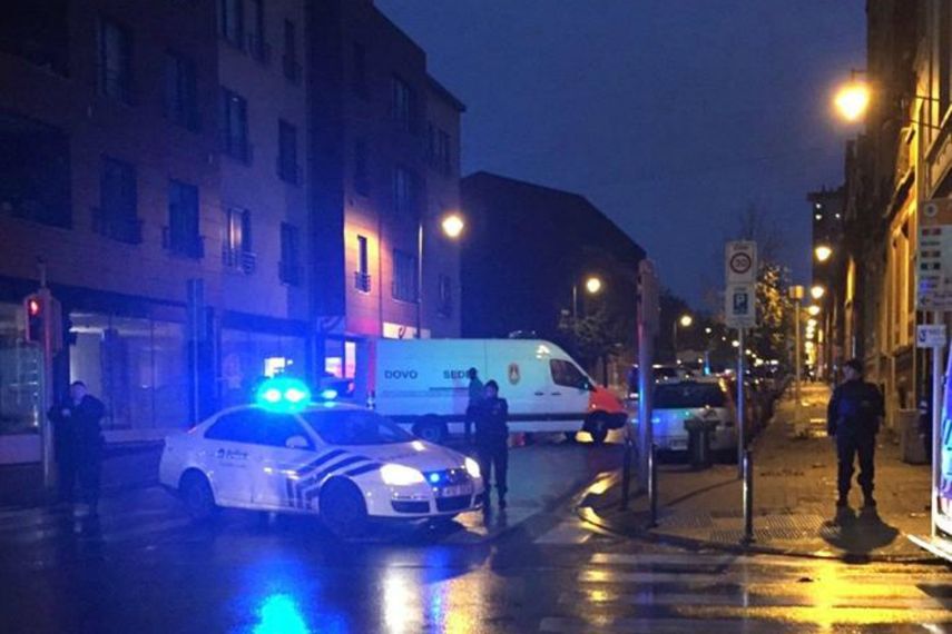 Operación en el barrio de Molenbeek, en Bruselas, realizada por la Policía belga en relación a los atentados de París (EFE) 