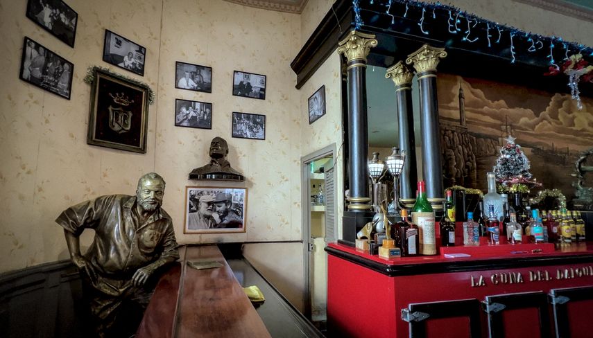 Una escultura del novelista estadounidense Ernest Hemingway se ve dentro del bar Floridita en La Habana el 22 de diciembre de 2022.