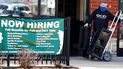 Un letrero solicita empleados para un negocio. Más de 11,5 millones de puestos de trabajo están disponibles en EEUU.