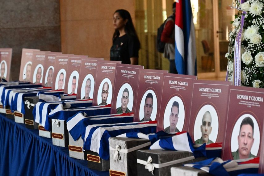 Las urnas con los restos de los 32 mercenarios cubanos que murieron durante la incursión estadounidense para capturar al depuesto dictador venezolano Nicolás Maduro.