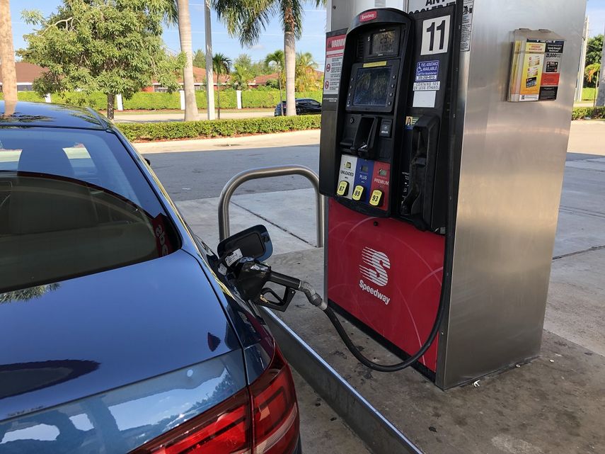 El promedio del precio del galón de gasolina sigue a la baja en Florida, pero podría tener un leve repunte a medida que entra el verano.