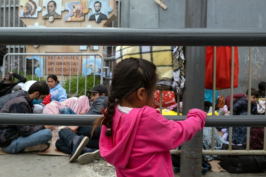 Los solicitantes de asilo esperan a que los agentes de Aduanas y Protección Fronteriza de Estados Unidos les permitan ingresar al país en el puerto de cruce de San Ysidro en la frontera entre Estados Unidos y México, visto desde Tijuana, estado de Baja California, México, el 31 de mayo de 2023.