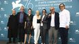 Los jueces Shinya Tsukamoto, de izquierda a derecha, Piers Handling, Stacy Martin, Mary Harron, la presidenta Lucrecia Martel, Paolo Virz&igrave; y Rodrigo Prieto posan durante la 76 edici&oacute;n del Festival de cine de Venecia.&nbsp;