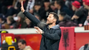 El Bayer Leverkusen, equipo que dirige Xabi Alonso, mantuvo su invicto al enfrentarse a uno de los rivales más complicados del fútbol alemán, el Borussia Dortmund. Ante esa buena racha y difícil desafío, los emisarios del Real Madrid se marcharon satisfechos del BayArena, ya que quedaron encantados con lo que vieron del estratega español