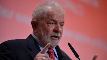 El expresidente de Brasil, Luiz Inácio Lula da Silva, pronuncia un discurso durante una conferencia en el Instituto de Estudios Políticos (Sciences Po) en París el 16 de noviembre de 2021.