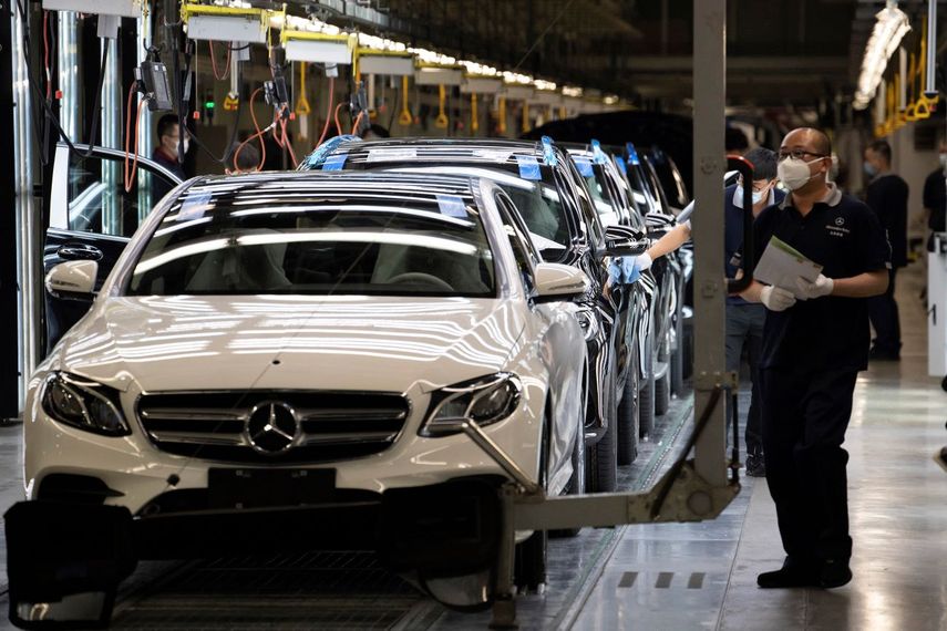 Empleados trabajan en una planta de Mercedes Benz en EEUU.