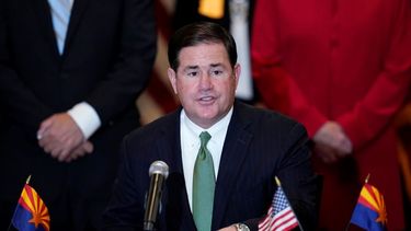 El gobernador de Arizona, el republicano Doug Ducey, habla durante la firma de una ley en Phoenix, Arizona.&nbsp;