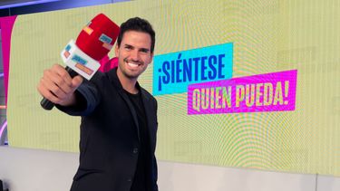 El reportero español Axel Oliver en el estudio de Siéntese quien pueda.
