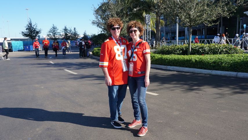 Eric y su esposa con la Mahomania&nbsp;en el Hard Rock Stadium, el domingo.