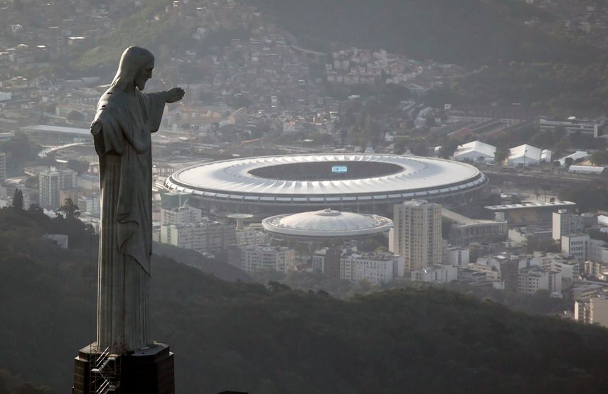 En esta foto del 13 de mayo de 2014, muestra el Estadio de Maracaná, detrás de la estatua de Cristo Redentor en Río de Janeiro