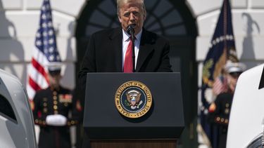 El presidente Donald Trump pronuncia un discurso en la Casa Blanca este jueves.