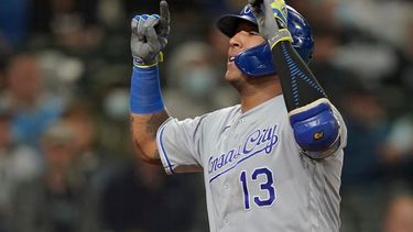 Salvador Pérez, de los Reales de Kansas City, reacciona tras batear un grand slam en el sexto inning del juego de la MLB contra los Marineros de Seattle