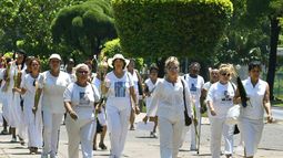 El movimiento femenino recibe amenazas del DSE, quienes aseguran que las van a llevar a prisión o seguir impidiéndoles salir de la isla hasta acabar con las Damas de Blanco este año.