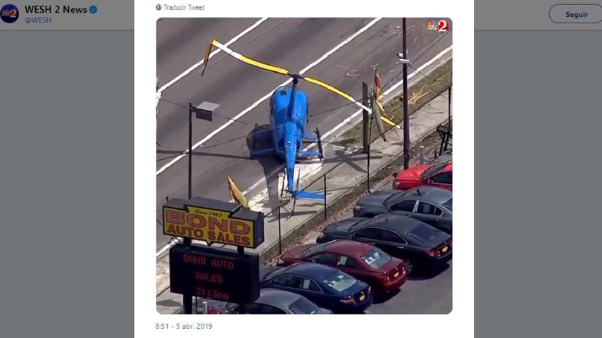 El helicóptero, un Robinson R-44 nuevo, realizó un aterrizaje de emergencia en la carretera Palm River Road, una vía muy transitada en Tampa.