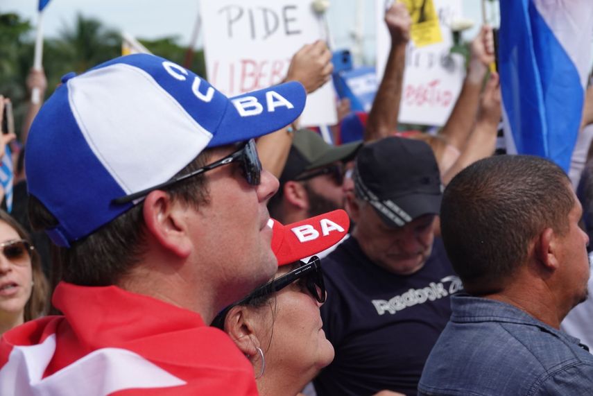 Cubanos en Miami apoyan pedidos de libertad del pueblo en Cuba y la marcha del #15NCuba.&nbsp;