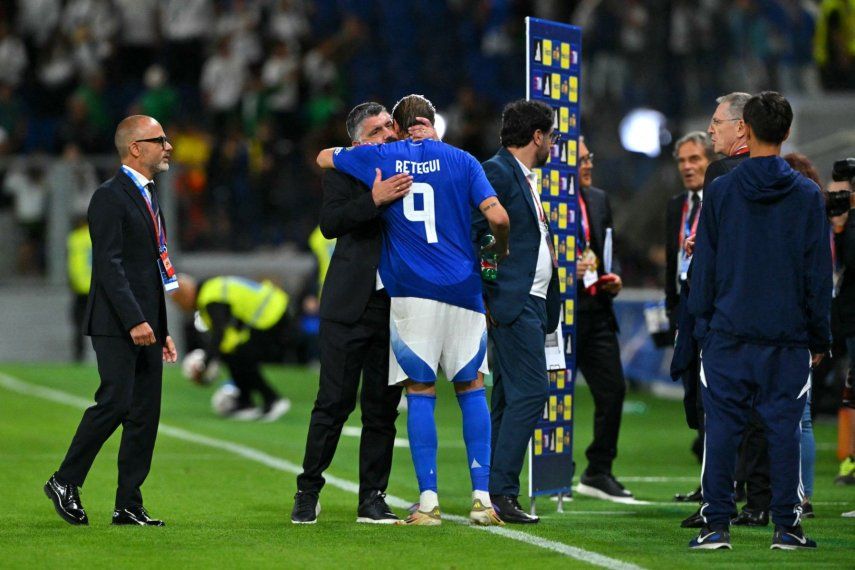 El seleccionador italiano Gennaro Guttuso (CL) abraza al delantero italiano Mateo Retegui (CR), número 9 del ranking, al finalizar el partido de clasificación para la Copa Mundial de la FIFA 2026, Grupo I, entre Italia y Estonia, disputado en el Estadio de Bérgamo el 5 de septiembre de 2025.&nbsp;