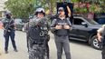 El comandante de la Policía de Manabí, Wladimir Acurio, da explicaciones al ministro de Interior de Ecuador, John Reimberg