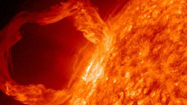 Llamaradas como la que se anunció causan tormentas geomagnéticas capaces de cortar temporalmente el suministro de algunas redes eléctricas offline ( Foto wikimedia)