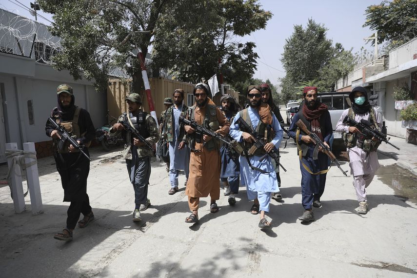 Combatientes talibanes patrullan por el vecindario de Wazir Akbar Khan, en Kabul, Afganistán, el 18 de agosto de 2021.&nbsp;
