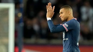 Kylian Mbappé, tal vez el único jugador que estuvo a las alturas de las expectativas en el París Saint-Germain (PSG) en la temporada 2021/22, aplaude durante un partido de la liga francesa contra Marsella en París el 17 de abril del 2022.&nbsp;