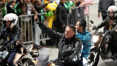 El presidente brasileño Jair Bolsonaro saluda a sus simpatizantes durante un evento de su campaña por la reelección, el miércoles 28 de septiembre de 2022, en Santos, Brasil. 