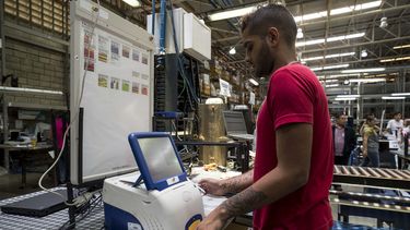 Un trabajador del Consejo Nacional Electoral de Venezuela (CNE) revisa una de las máquinas que se utilizan en las elecciones presidenciales.