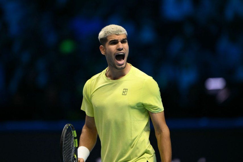 El español Carlos Alcaraz celebra después de ganar un partido en las Finales de la ATP, el 9 de noviembre de 2025.