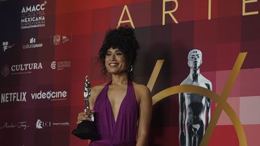 Mayra Batalla con su premio a Mejor coactuación femenina por Noche de fuego en la 64 edición del Premio Ariel del cine mexicano en la Ciudad de México el 11 de octubre de 2022.&nbsp;