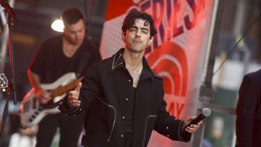 Joe Jonas de los Jonas Brothers actúa en el programa Today de NBC en Rockefeller Plaza el viernes 12 de mayo de 2023 en Nueva York.&nbsp;