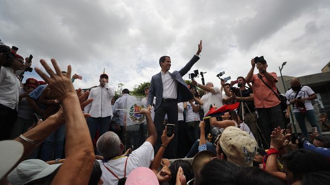 Juan Guaidó, presidente encargado de Venezuela reconocido por EEUU y más de 50 países, saluda a sus seguidores en una concentración en la Plaza Alfredo Sadel en Caracas.&nbsp;