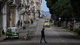La foto muestra a personas caminando y vehículos circulando a lo largo de una calle en La Habana, Cuba, el 11 de julio de 2026.