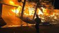 Bomberos combaten el fuego después de que un pequeño aeroplano se estrelló en Florida la tarde del jueves 1 de febrero de 2024.&nbsp;