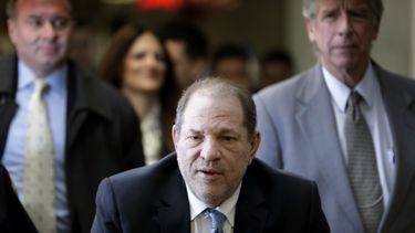 Harvey Weinstein llega a una corte en Manhattan el lunes 24 de febrero del 2020 en Nueva York, poco antes de ser declarado culpable de dos cargos en su juicio por abuso sexual y violación. 